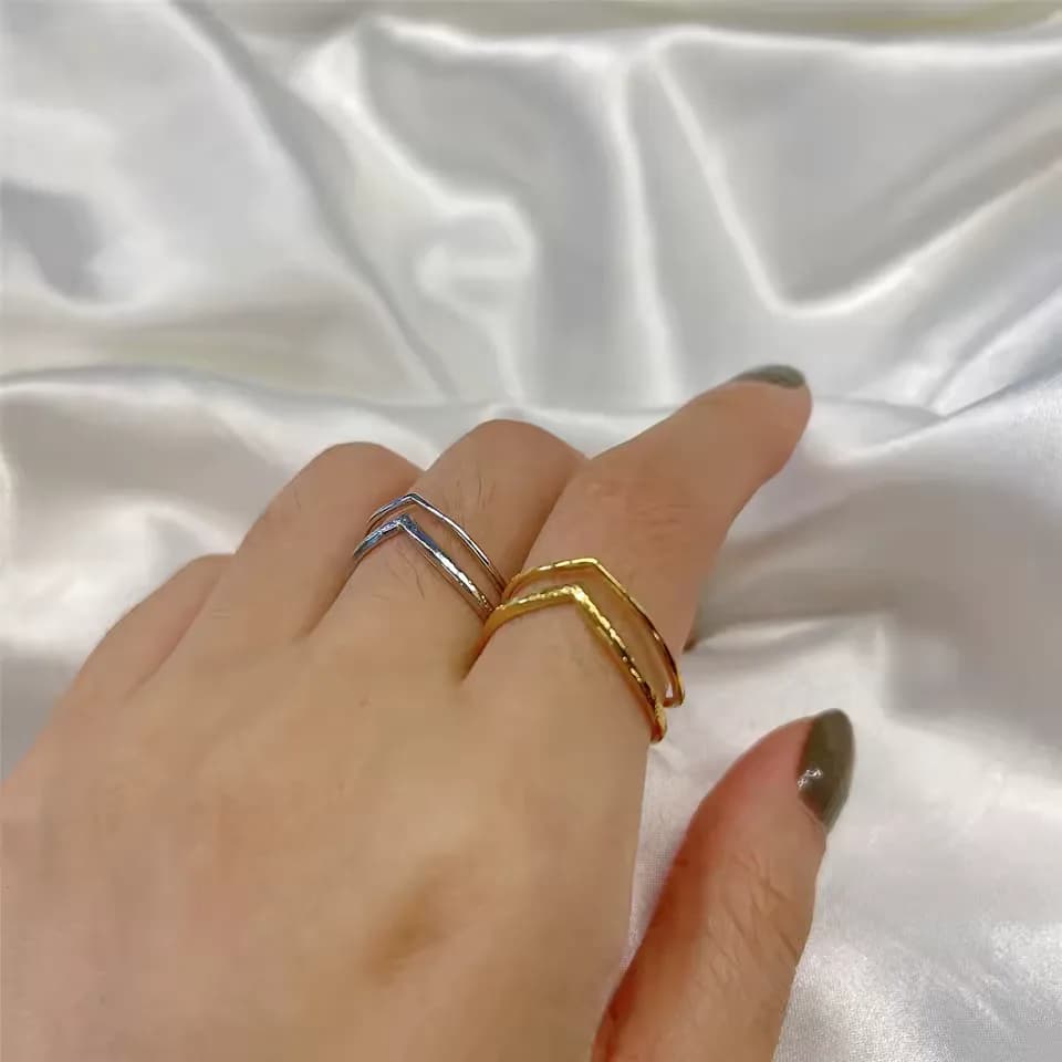 Anillo chapado en oro de 18K abierto de doble aro con corona, Regal